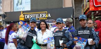 Diputada Leyvi Bautista entrega kits de habichuelas con dulce en Santo Domingo Oeste