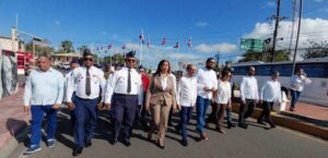 Autoridades en izamiento de bandera 